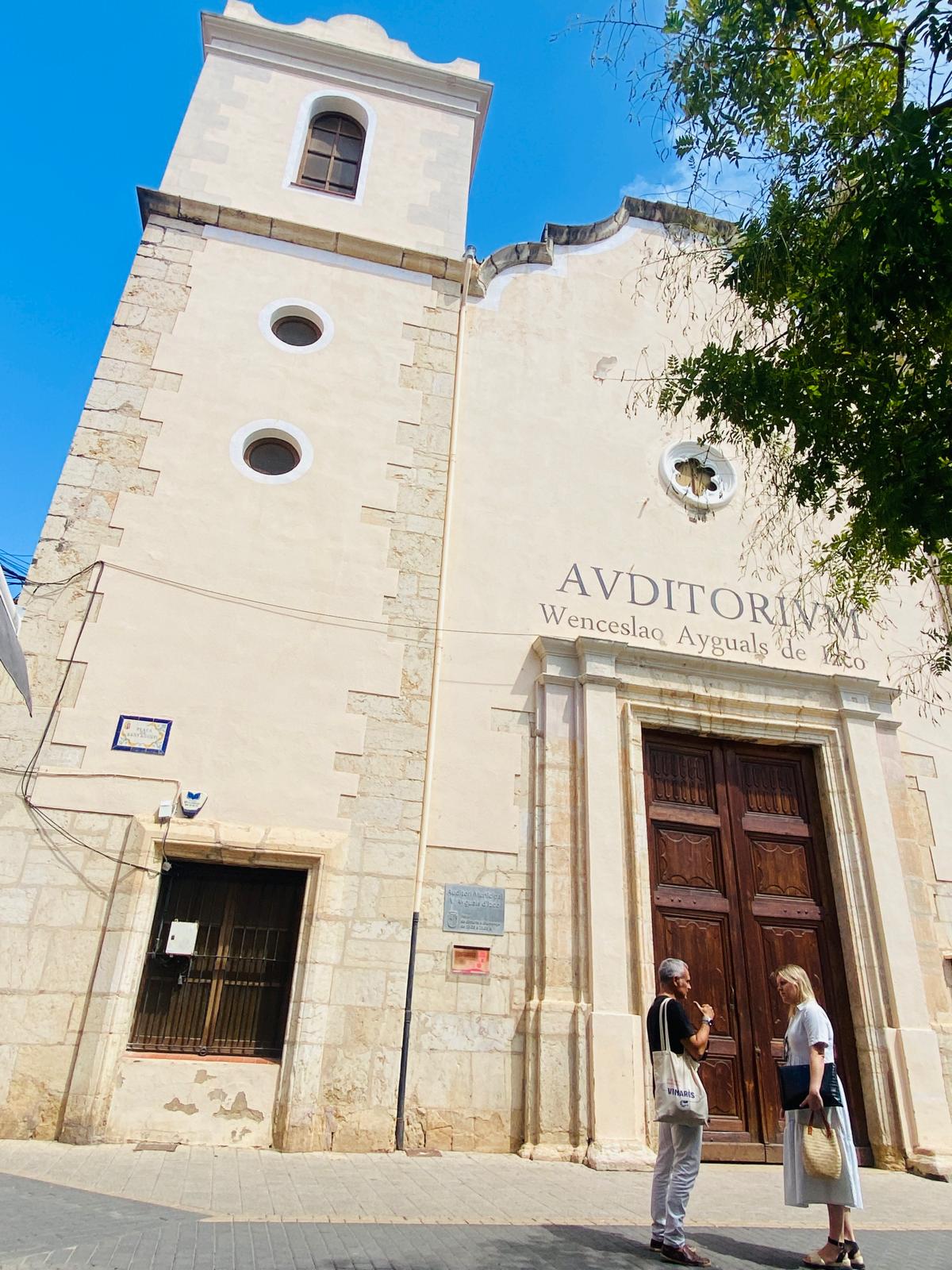 El Ayuntamiento adjudica la restauración de las pinturas de arquitectura fingida de la fachada del auditorio municipal